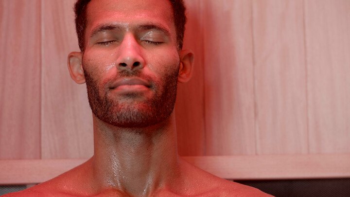 hombre disfrutando de los beneficios del  sauna con luz roja